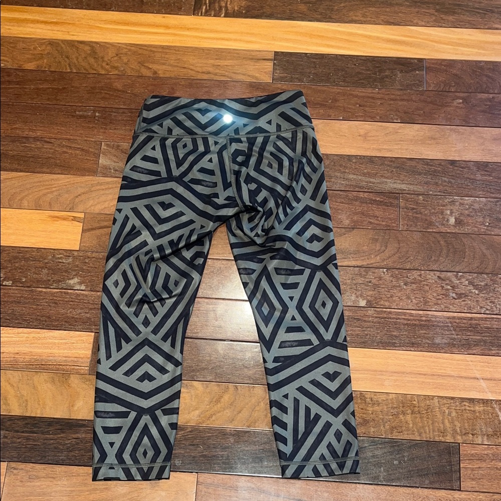 Geometric Patterned Lululemon Size 4 Cropped Legg… - image 3
